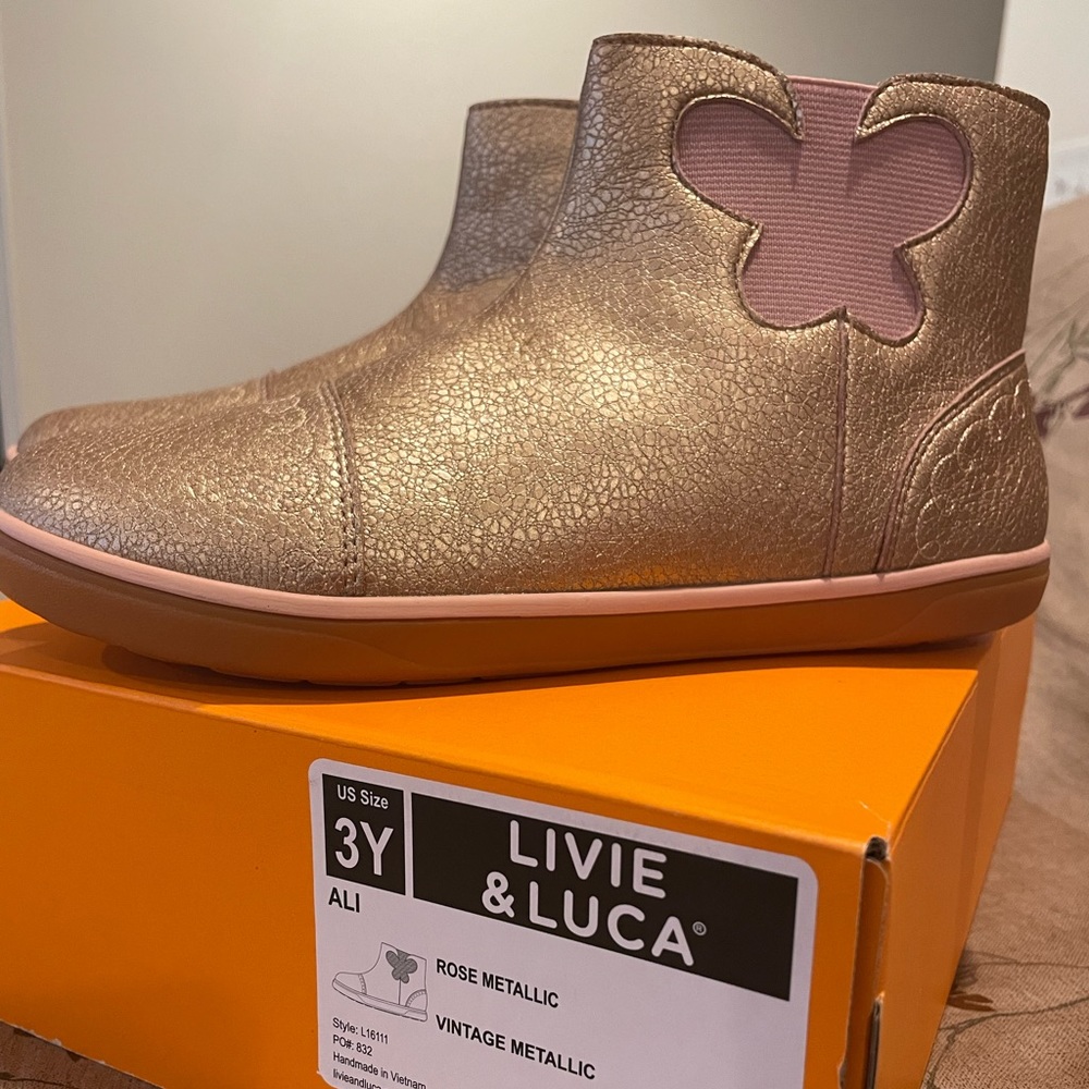 New Livie & boots in Rose Metallic (Size 3Y)